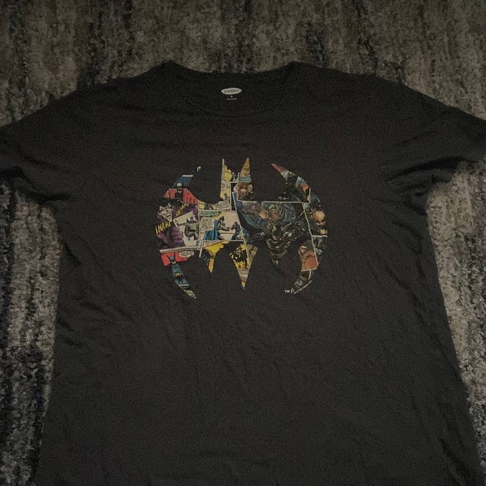 I’m selling a graphic t shirt from old navy.